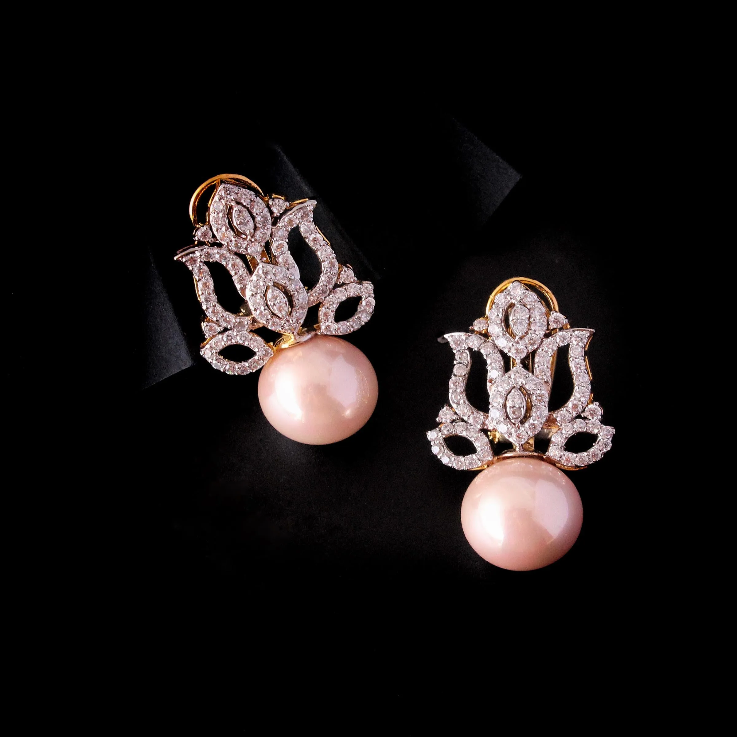 Earrings in fresh water pearls and Zircons