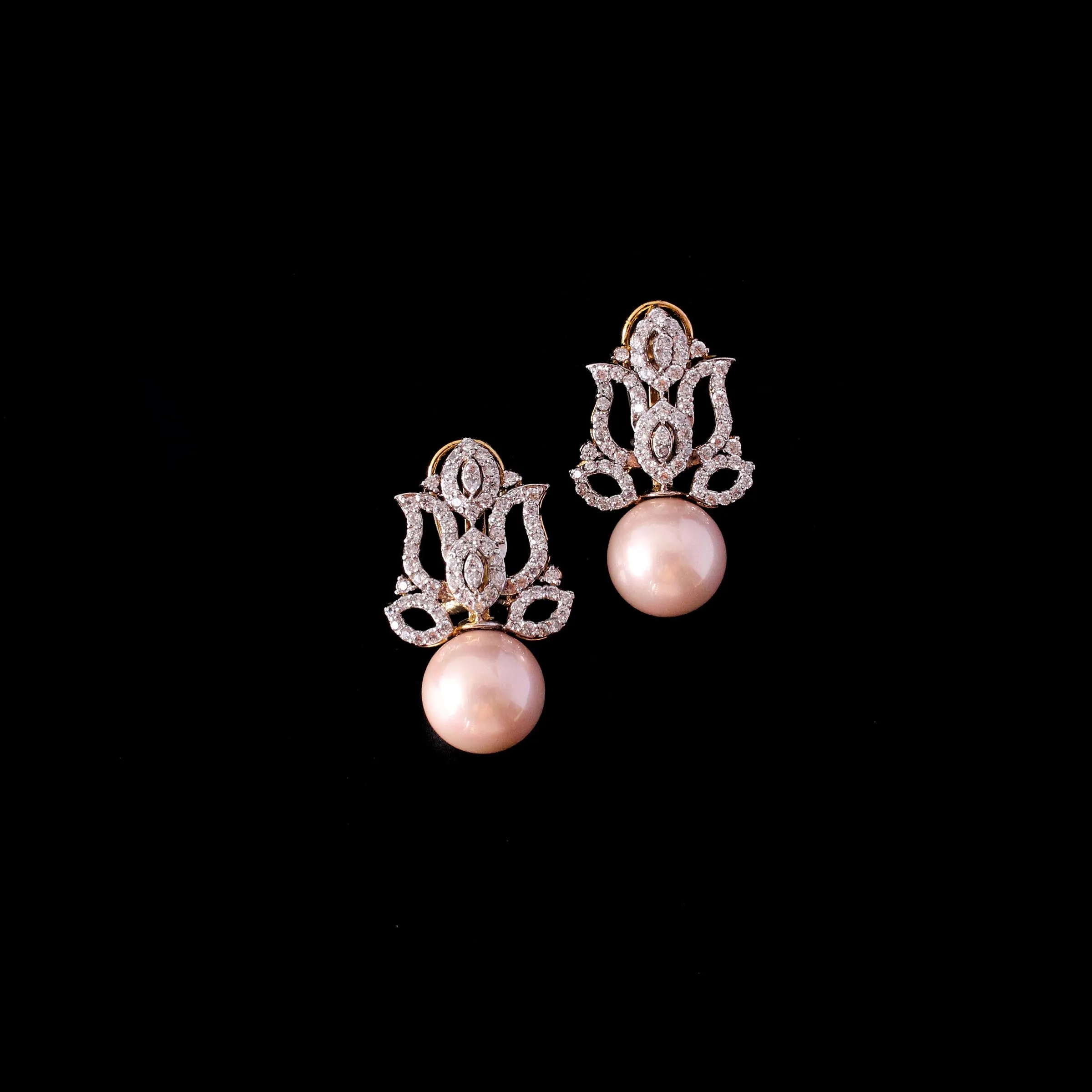 Earrings in fresh water pearls and Zircons